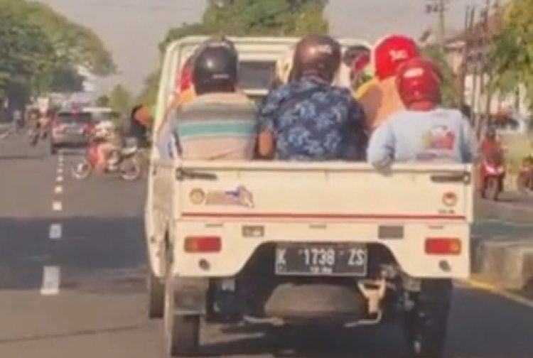 Viral Mobil Bak Bawa 15 Orang menggenakan Helm