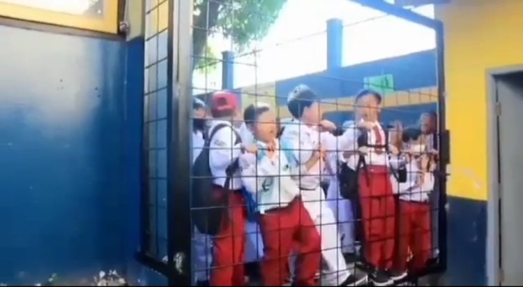 Gerbang SDN Bunisari Dilas, Siswa Terlantar di Padalarang Bandung