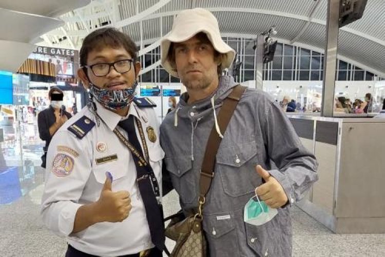 Beruntung! Seorang Fans Berat Grup Band Oasis Bertemu Liam Gallagher Di Bali 