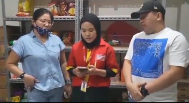 Emak-emak Ketahuan Ngutil Cokelat Bermobil Mercy, Malah Karyawan Minimarket Yang Minta Maaf