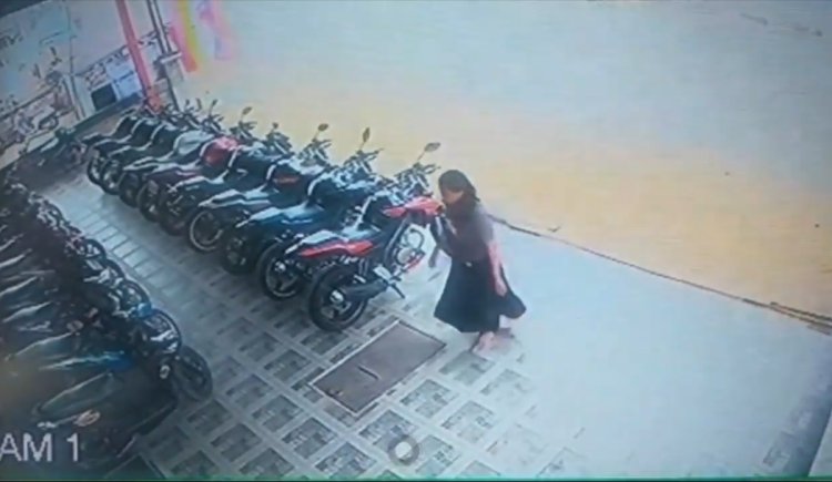 Viral Rekaman CCTV Emak-emak Nekat Curi Motor di Showroom