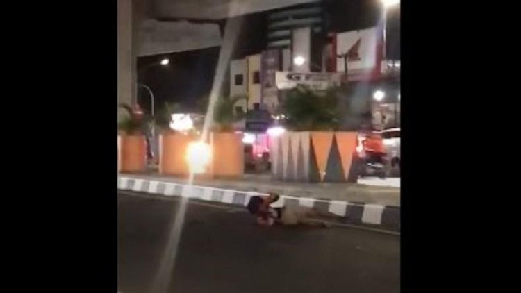 ODGJ di Makassar Dianiaya 2 Pemuda Hingga Ditabrak Motor