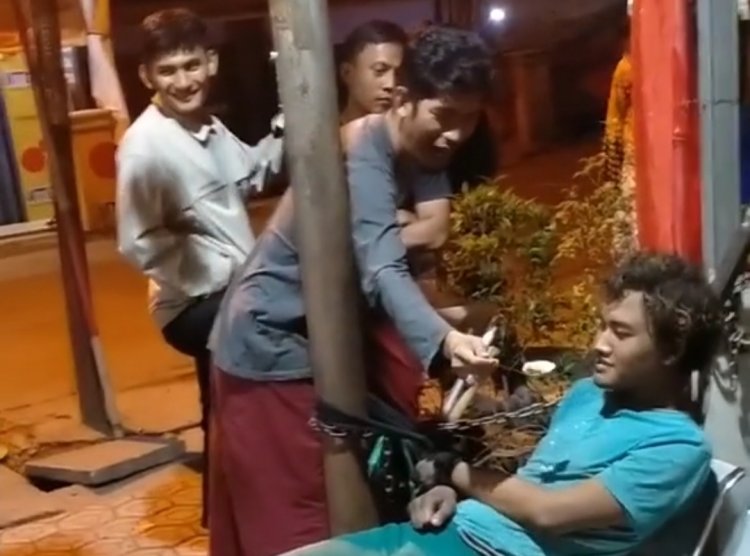 Viral Video Diduga Pencuri Diikat dan Disuapin Makan Oleh Warga di Bandung