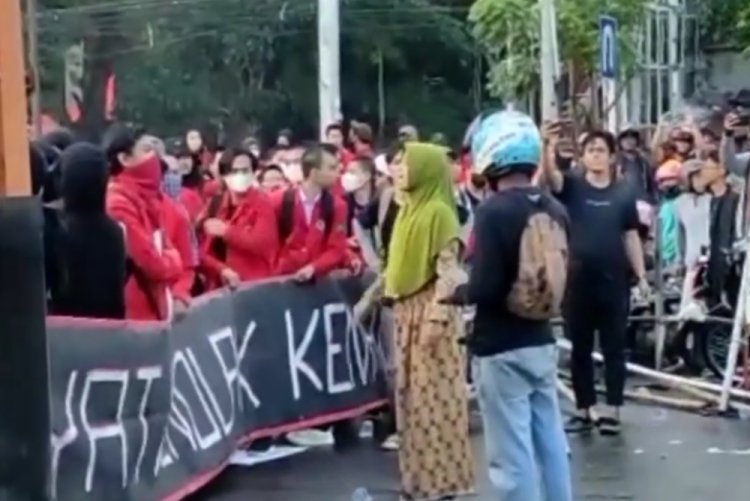 Viral, Emak-emak Nekat Hadapi Mahasiswa yang Demo Sendirian di Makassar