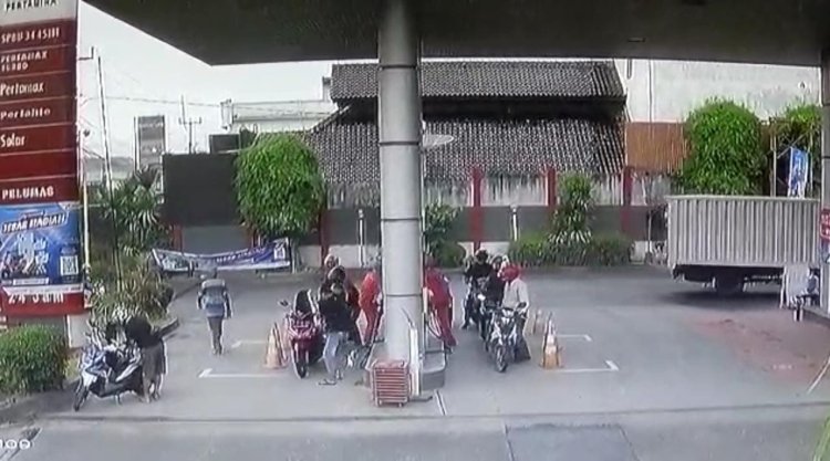 Viral Pria Plontos Mencoba Bakar Pom Bensin Dengan Korek Api di SPBU Cirebon