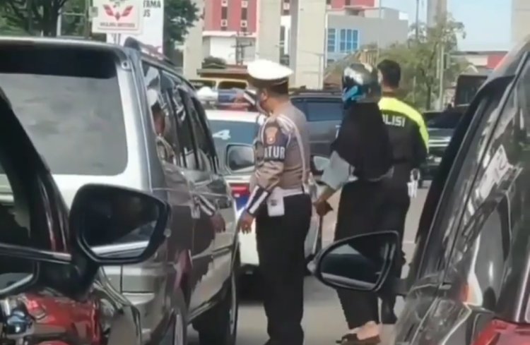Viral, Ibu-ibu Labrak Pelakor Dibantu Patwal Polisi di Palembang