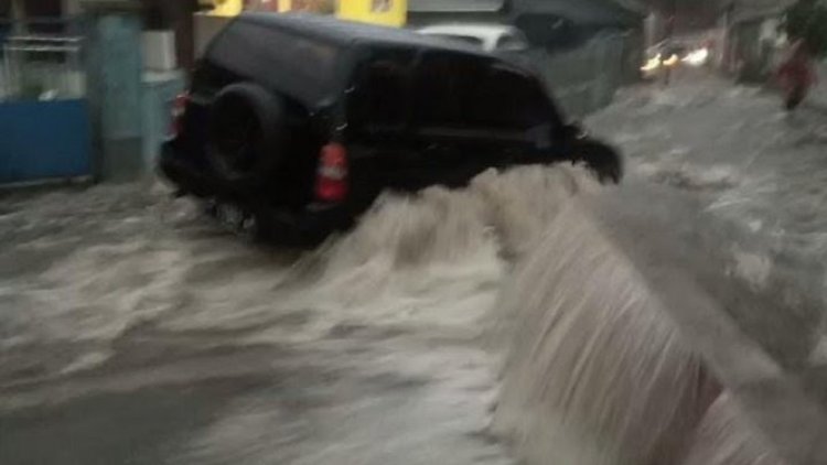 Diguyur Hujan, Bogor Dilanda Banjir Hingga Longsor