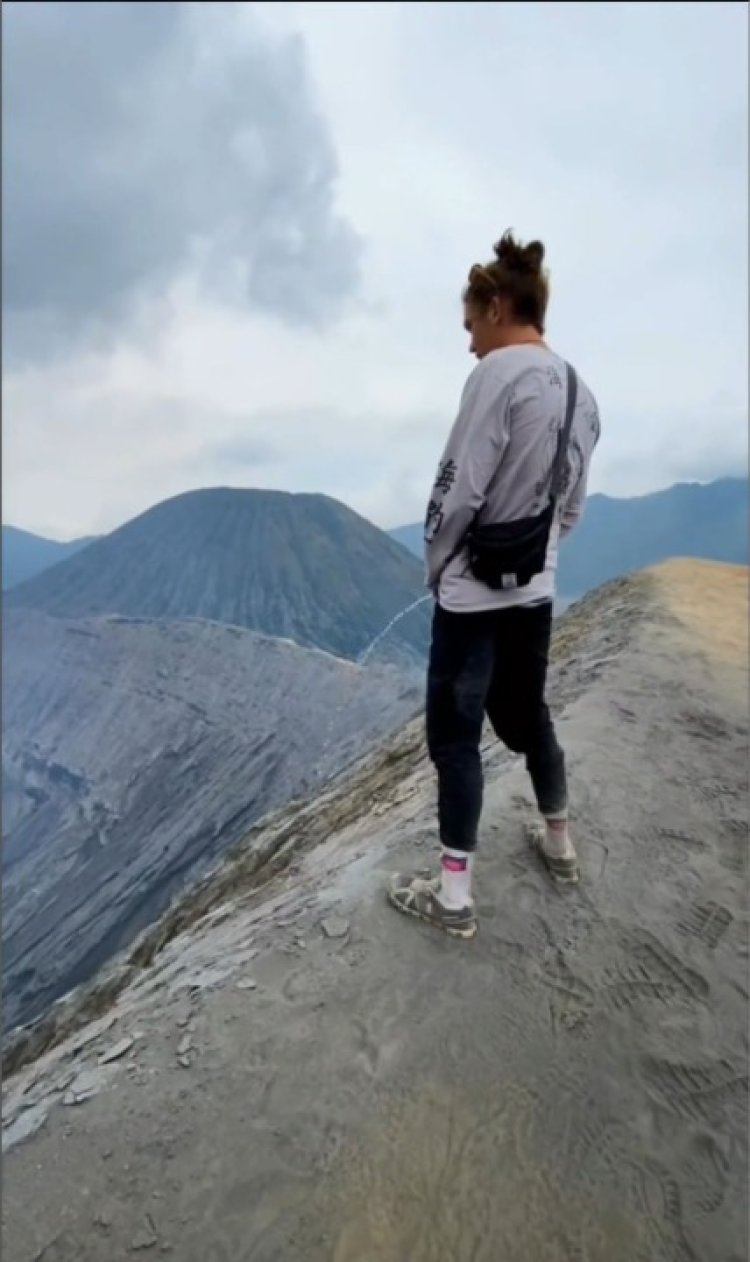 Viral Turis Asal Jerman Diduga Kencingi Gunung Bromo