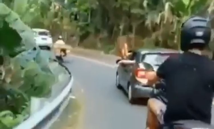 Viral! Aksi Bule Berpakaian Seksi Joget Keluar Jendela Mobil