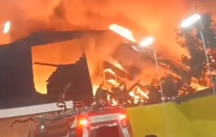 Diduga Akibat Sambaran Petir, Pabrik Plastik Terbakar di Tangerang