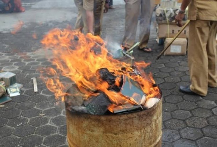 Heboh, Ribuan Buku Nikah Dibakar di Kemenag Blitar