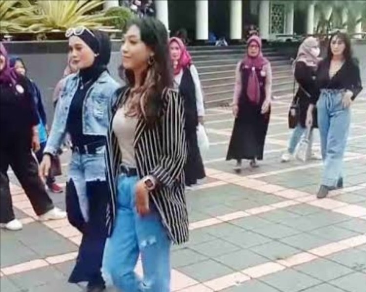 Viral Fashion Show di Halaman Masjid Agung Ciamis