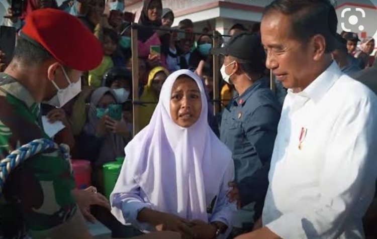 Siswi di Sulawesi Tengah Nangis Ponselnya Rusak saat Mengejar Jokowi