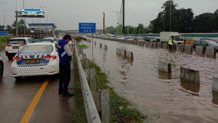 Hujan Deras, Kendaraan di Tol BSD Tak Bisa Dilewati