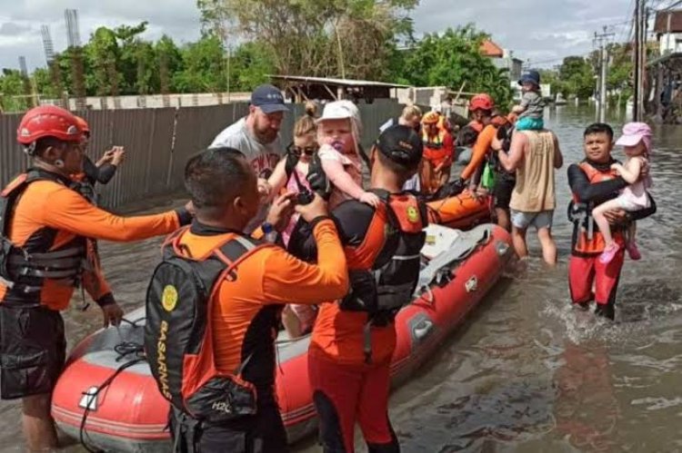 Sejumlah Turis Dievakuasi Akibat Banjir di Vila Seminyak Bali
