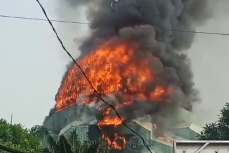 Kubah Masjid Islamic Center di Jakarta Utara Terbakar