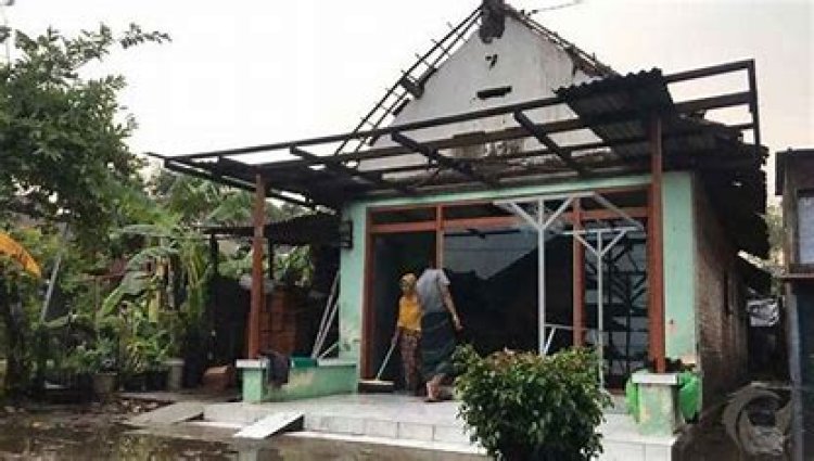 Puting Beliung Terjang Sidoarjo, Ratusan Rumah Rusak dan 4 Korban Terluka