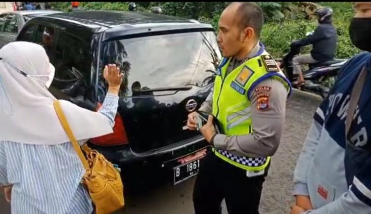 Polisi Bantu Bayar Ganti Rugi Pemotor Yang Tabrak Mobil