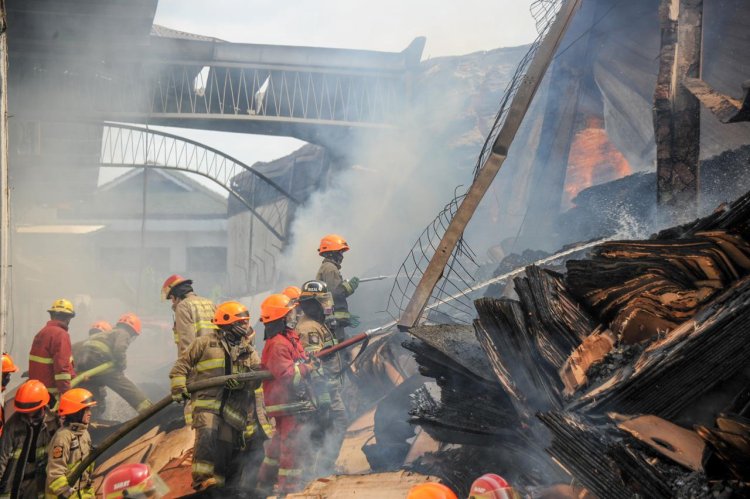 Petugas Damkar Berjuang Lebih Dari 24 Jam Padamkan Kebakaran di Gudang Tripleks Kota Bandung