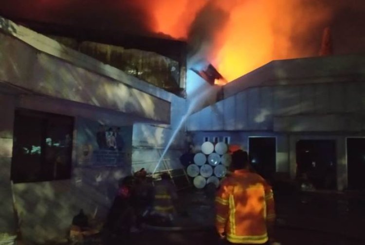 Kebakaran di Gudang Tripleks Bandung Berhasil Dipadamkan
