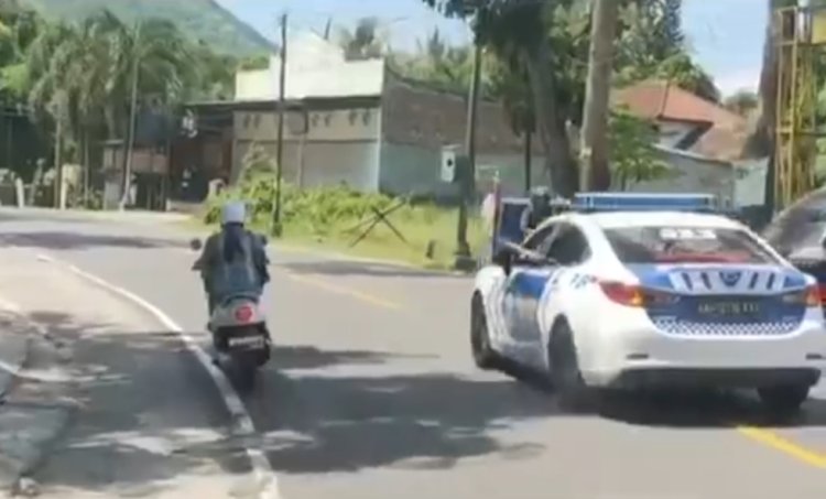 Kocak, Emak-emak Tak Mau Ngalah Saat Mobil Polisi Ingin Menyalip di Lombok