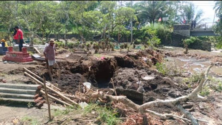 Puluhan Makam Tersapu Banjir di Banyuwangi