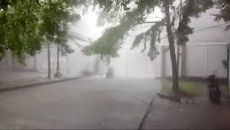 BMKG Beri Penjelasan Soal Fenomena Hujan Deras 'Air Terjun dari Langit' di Bekasi