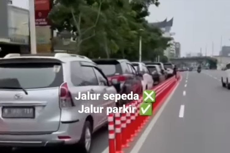 Viral, Jalur Sepeda di Jakarta Dijadikan Tempat Parkir