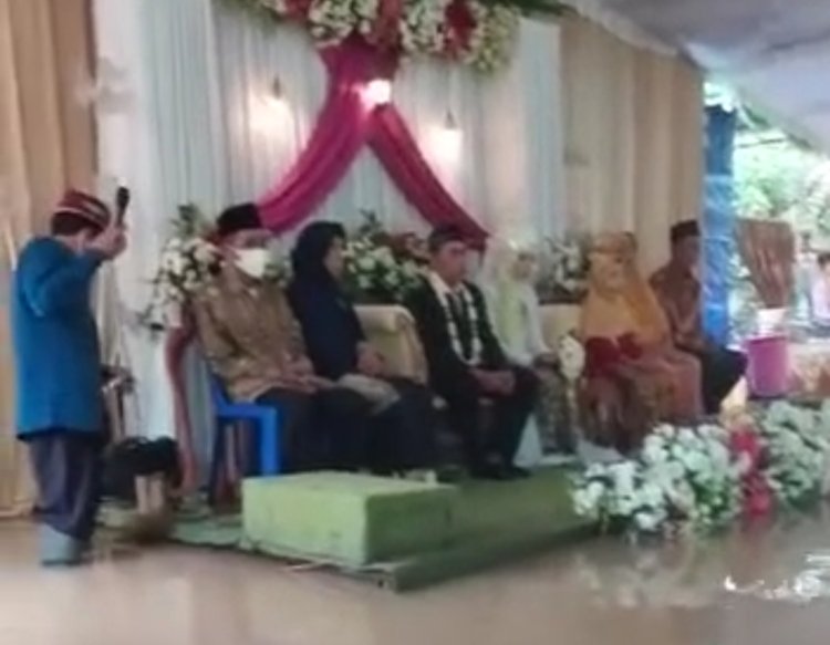 Viral Pesta Pernikahan di Tengah Banjir