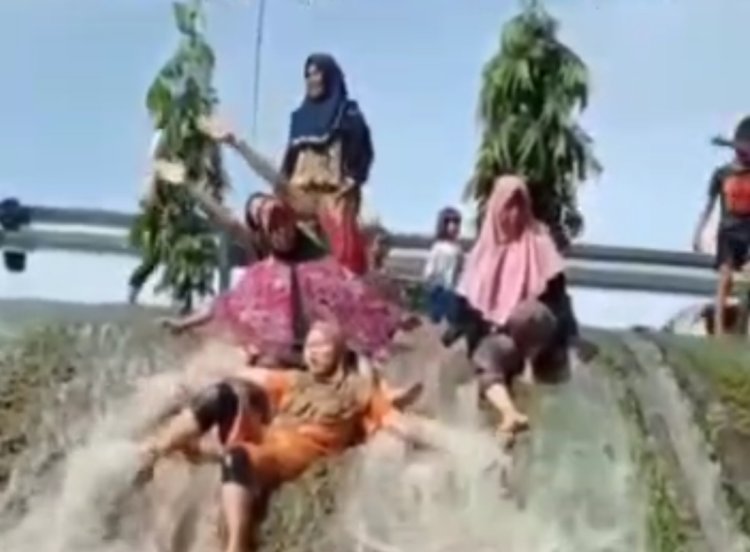 Viral Emak-emak Main Air di Banjir Tol Bitung, Tangerang