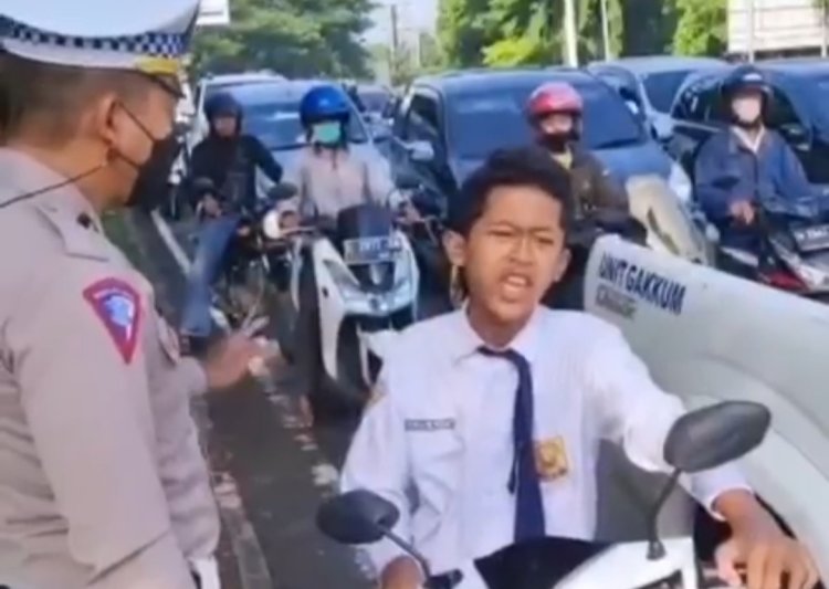 Viral Pelajar SMP Tak Pakai Helm, Marah Ditegur Polisi di Sidoarjo