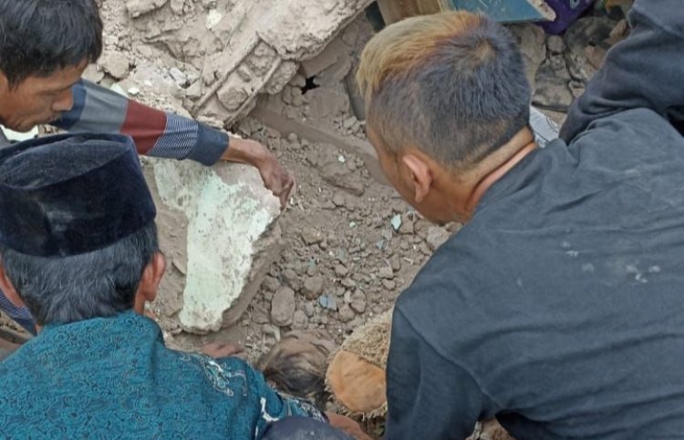 Korban Gempa Tertimbun Bangunan di Cianjur, Ada Korban Anak