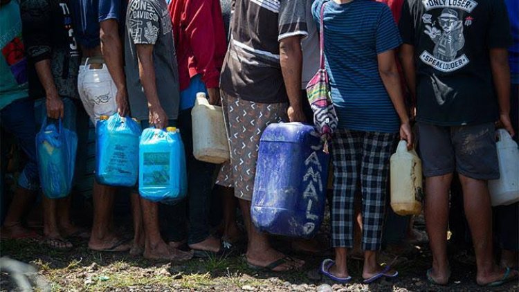 Ribuan Warga Rela Antre Demi Minyak Tanah di Kupang