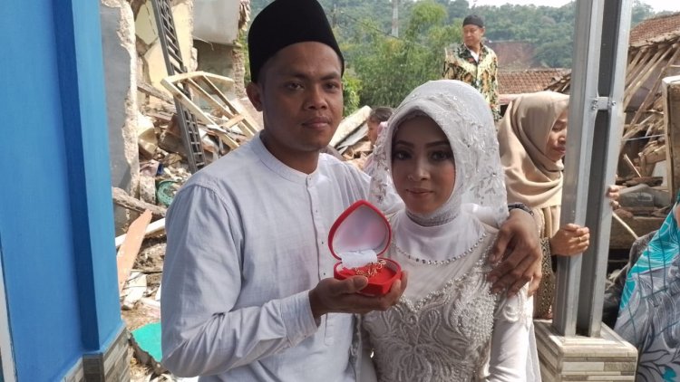 Viral Pasangan Menikah di Lokasi Gempa Cianjur