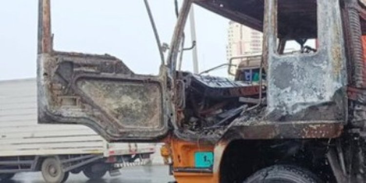 Truk Terbakar di Tol Ancol Arah Bandara Soetta