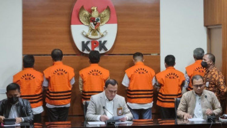 KPK Resmi Menahan Tersangka Bupati Bangkalan Terkait Suap Jual Beli Jabatan