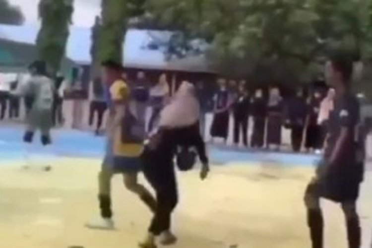 Viral Wanita Masuk ke Lapangan Futsal Pukul Tim Lawan Untuk Bela Pacar