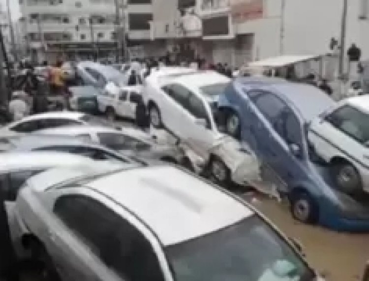 Makkah Arab Saudi Diterjang Banjir Bandang Sejumlah Mobil Hanyut