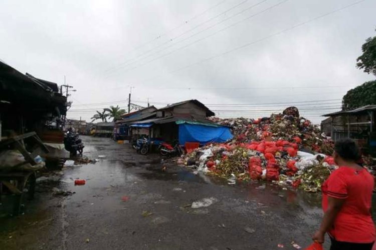 Sampah Menggunung di Pasar Kemiri Depok, Bikin Bau Menyengat