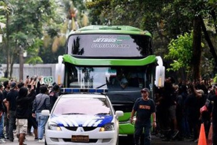 Viral Bus Timnas Thailand Kena Sasaran lemparan di GBK