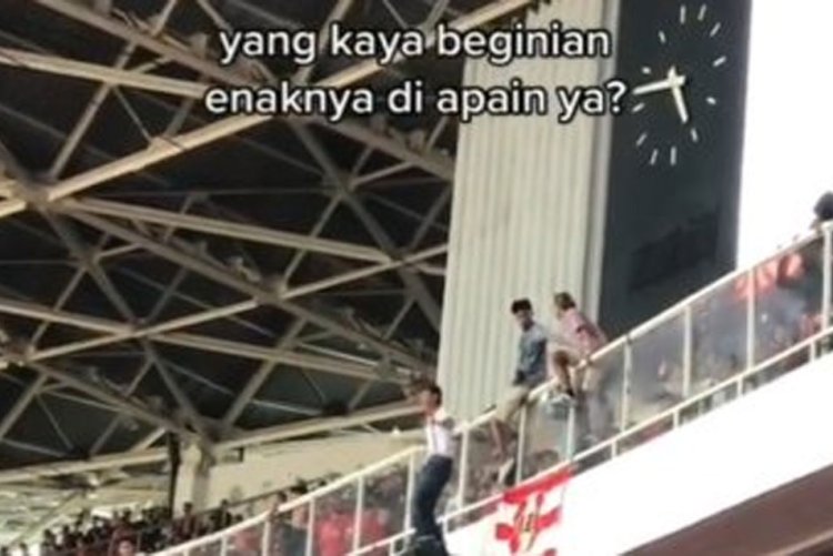 Laga Indonesia vs Thailand, Seorang Suporter berdiri di atas Speaker Bikin Was-was