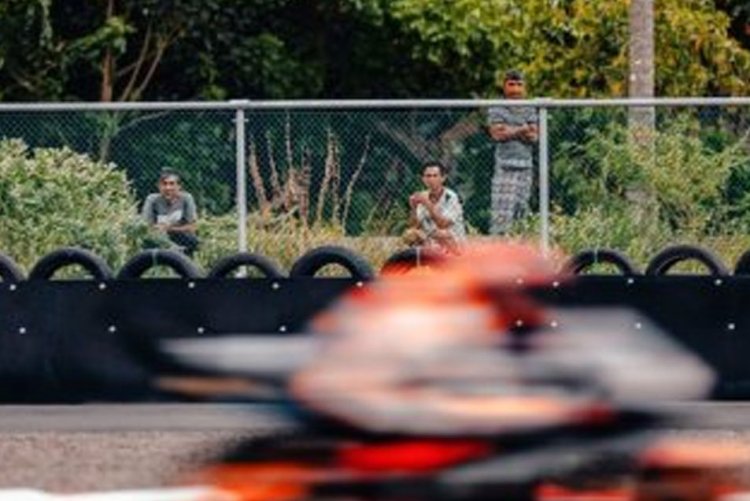 Heboh Repsol Honda Unggah Bapak-bapak Bersarung Nonton Marquez di Mandalika
