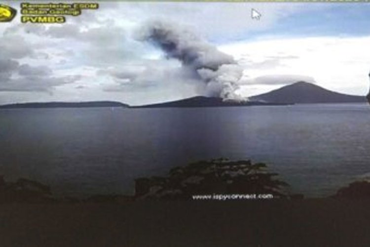 Erupsi, Anak Krakatau Semburkan Abu Vulkanik Setinggi 3.157 Meter ...