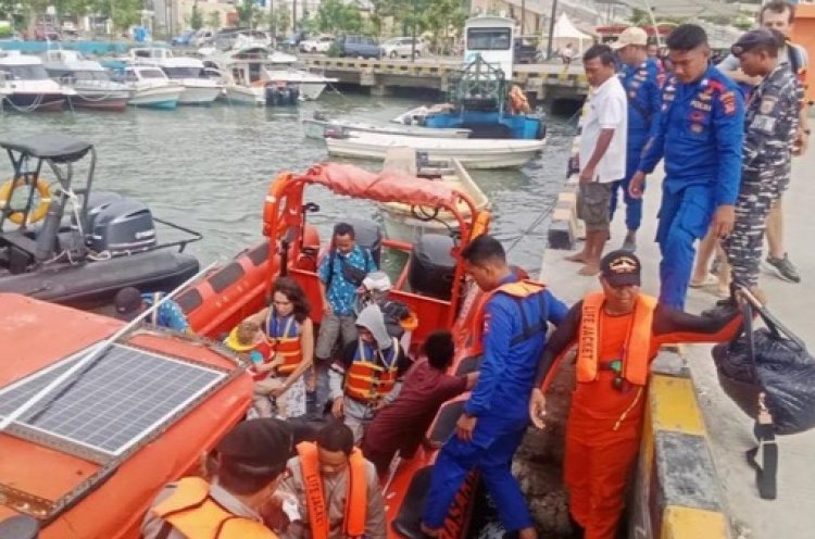 Dihantam Gelombang, Kapal Wisata Angkut Turis Tenggelam di Labuan Bajo