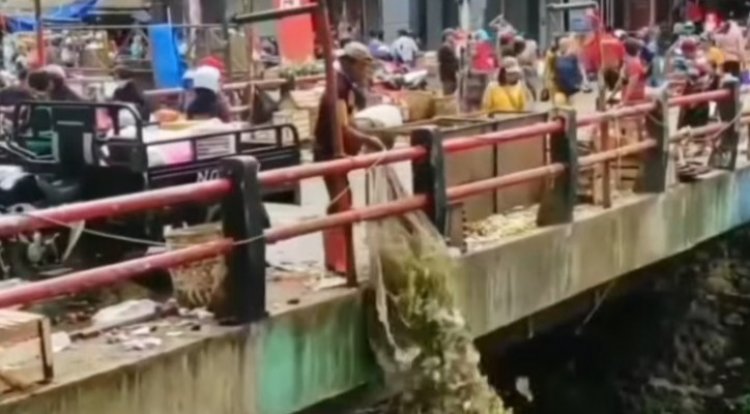 Viral, Warga Kepergok Buang Sampah di Sungai Dekat Pasar Cibinong Bogor