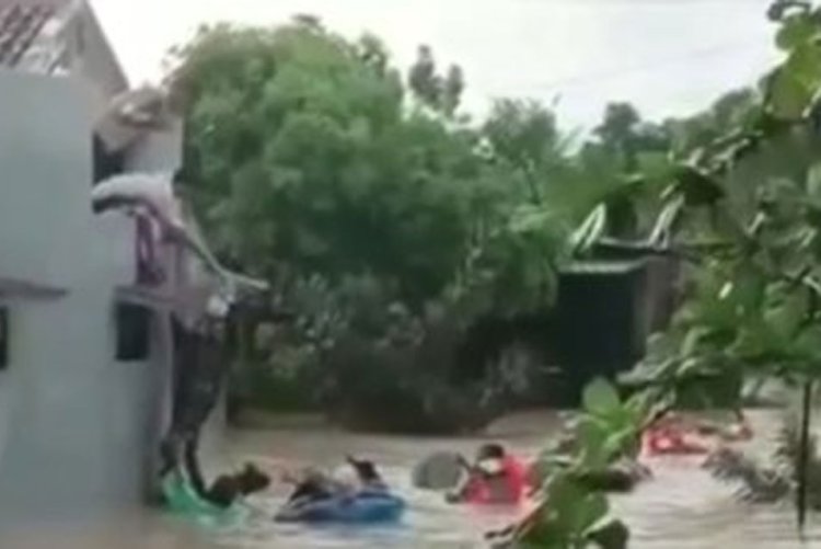 Tanggul Jebol, Banjir Rendam Perumahan Dinar Indah Semarang