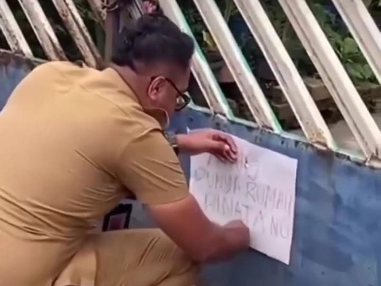 Viral Pria Berseragam ASN Tempelkan Kertas Bertuliskan Binatang Ke Rumah Warga di Palembang