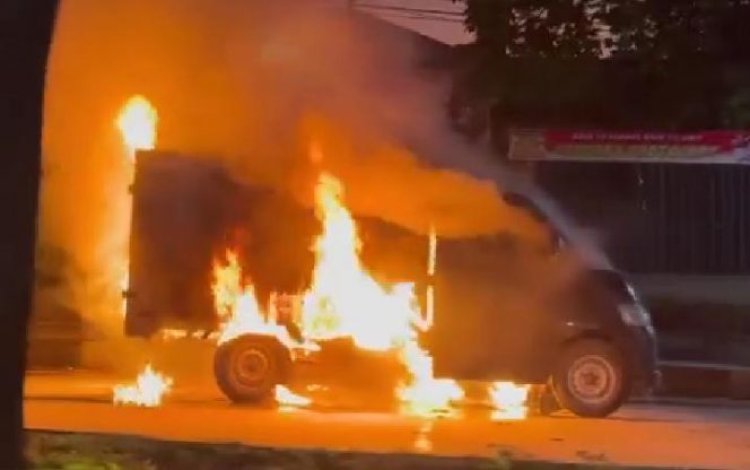Mobil Minibus Terbakar, di Cibinong Bogor
