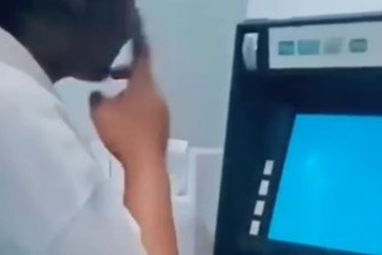 Gregetan! Pria Ambil Uang di ATM tapi Kartunya Tak Dimasukkan Mesin