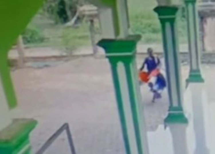 Viral Penjual Keliling yang Dermawan Terekam CCTV Taruh Keset di Masjid